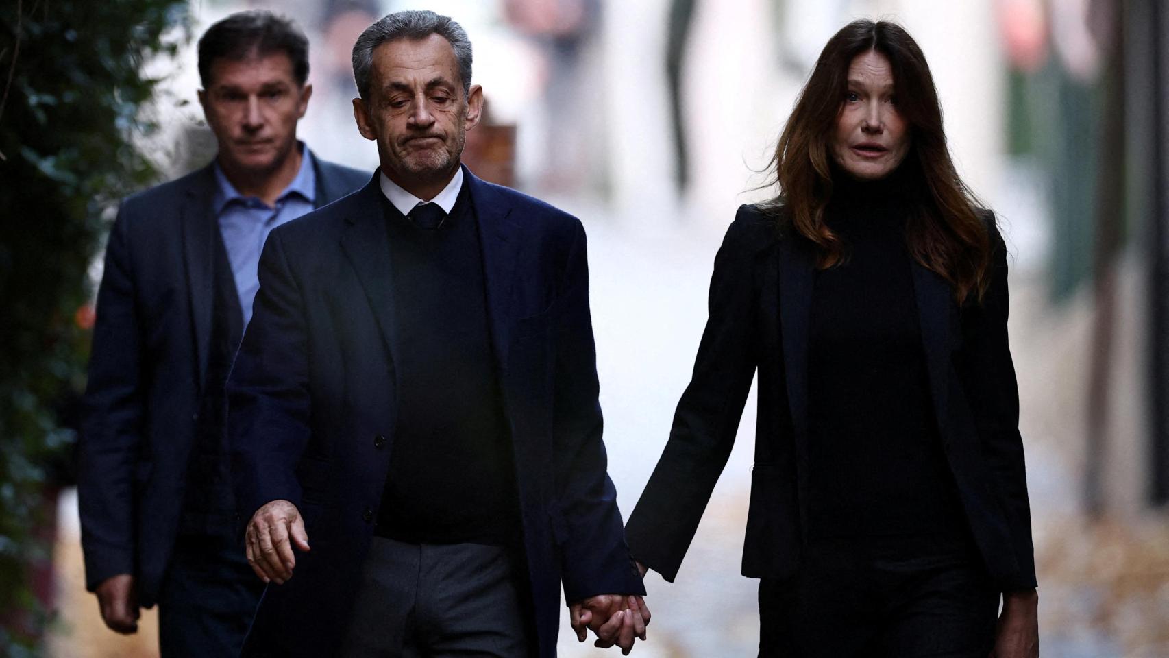 Nicolas Sarkozy y su mujer, Carla Bruni, fotografiados este martes antes del ingreso en prisión del expresidente galo.