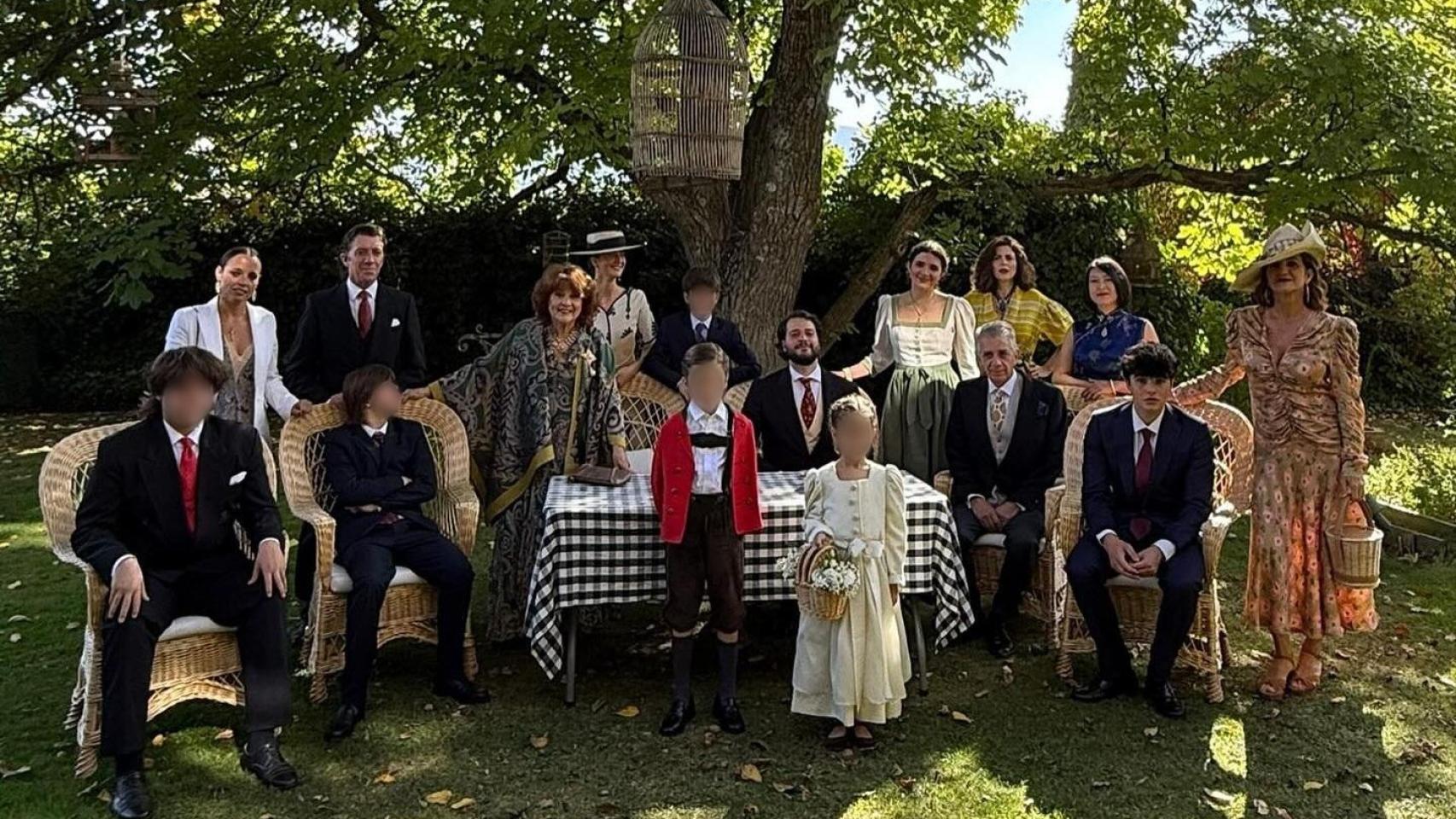 Imagen de la familia Vallejo-Nágera en la boda de Bosco y Paz en Pedraza (Segovia)