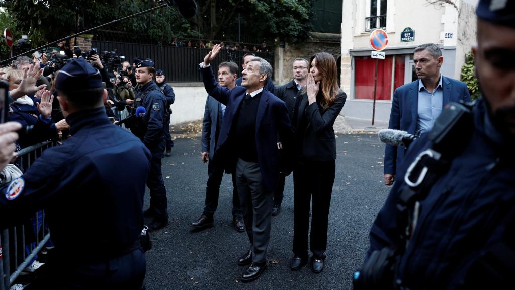 Nicolas Sarkozy, acompañado de Carla Bruni, despidiéndose de sus partidarios.
