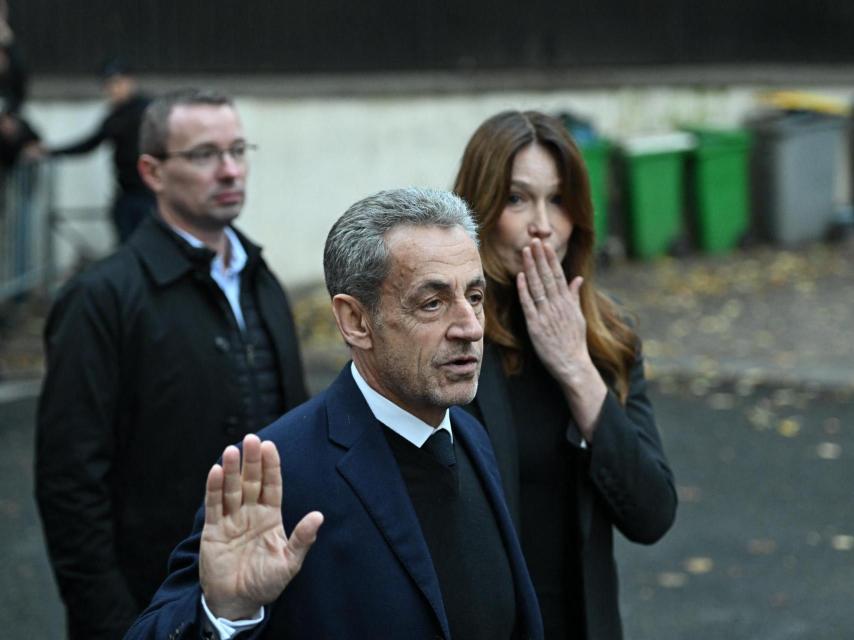 Nicolas Sarkozy hablándole a los simpatizantes, a las puertas de su casa.
