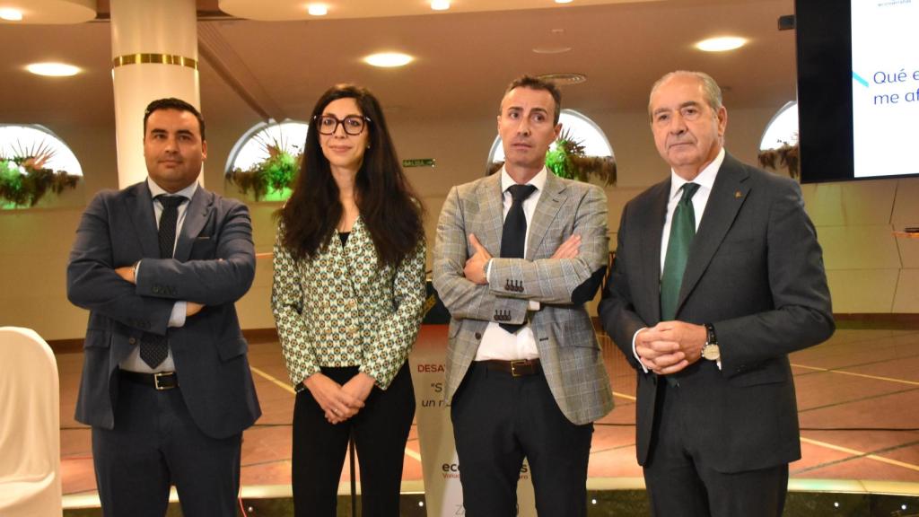 El director general de Caja Rural de Zamora, Cipriano García; el representante del Colegio de Economistas de Valladolid, Palencia y Zamora, Raúl Zurrón; la economista Miriam Bailón; y el presidente de Zamora 10, Alfonso Martín