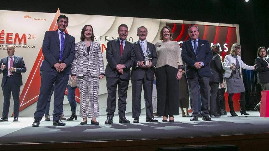 Entrega de uno de los Premios al Mérito Empresarial 2024 al presidente del Grupo Oesía, Luis Furnells.