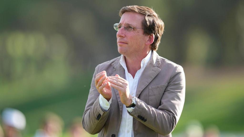 Almeida aplaude durante un acto.