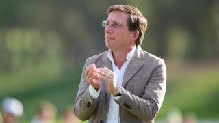 Almeida aplaude durante un acto.