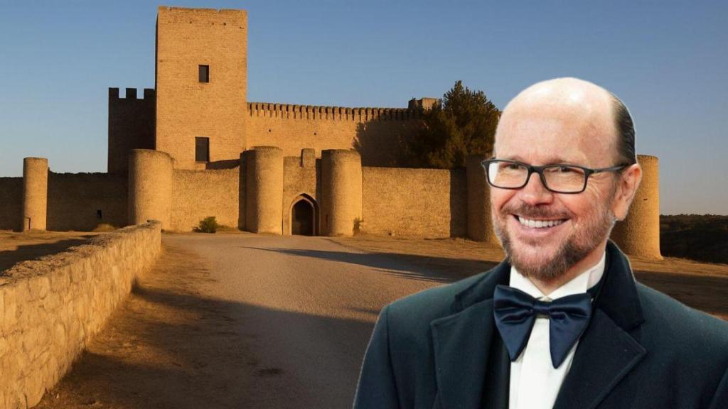Santiago Segura y una recreación de su castillo del siglo XIII.