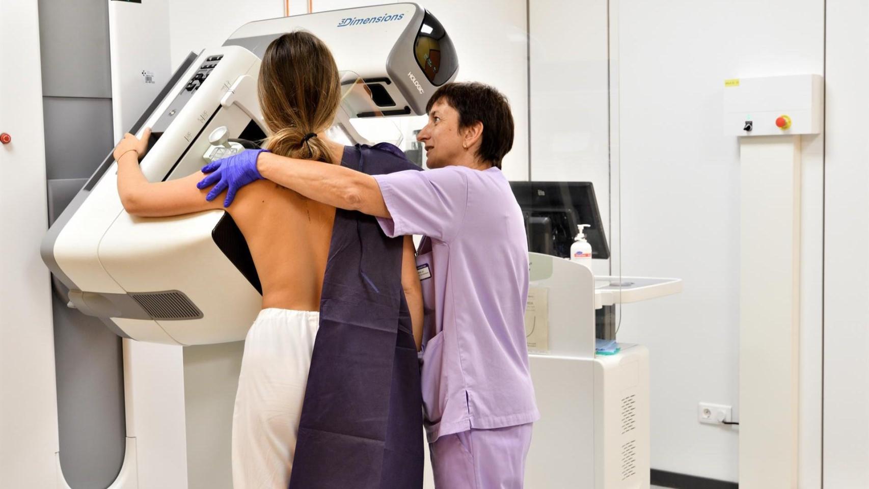 Una mujer se realiza una mamografía.