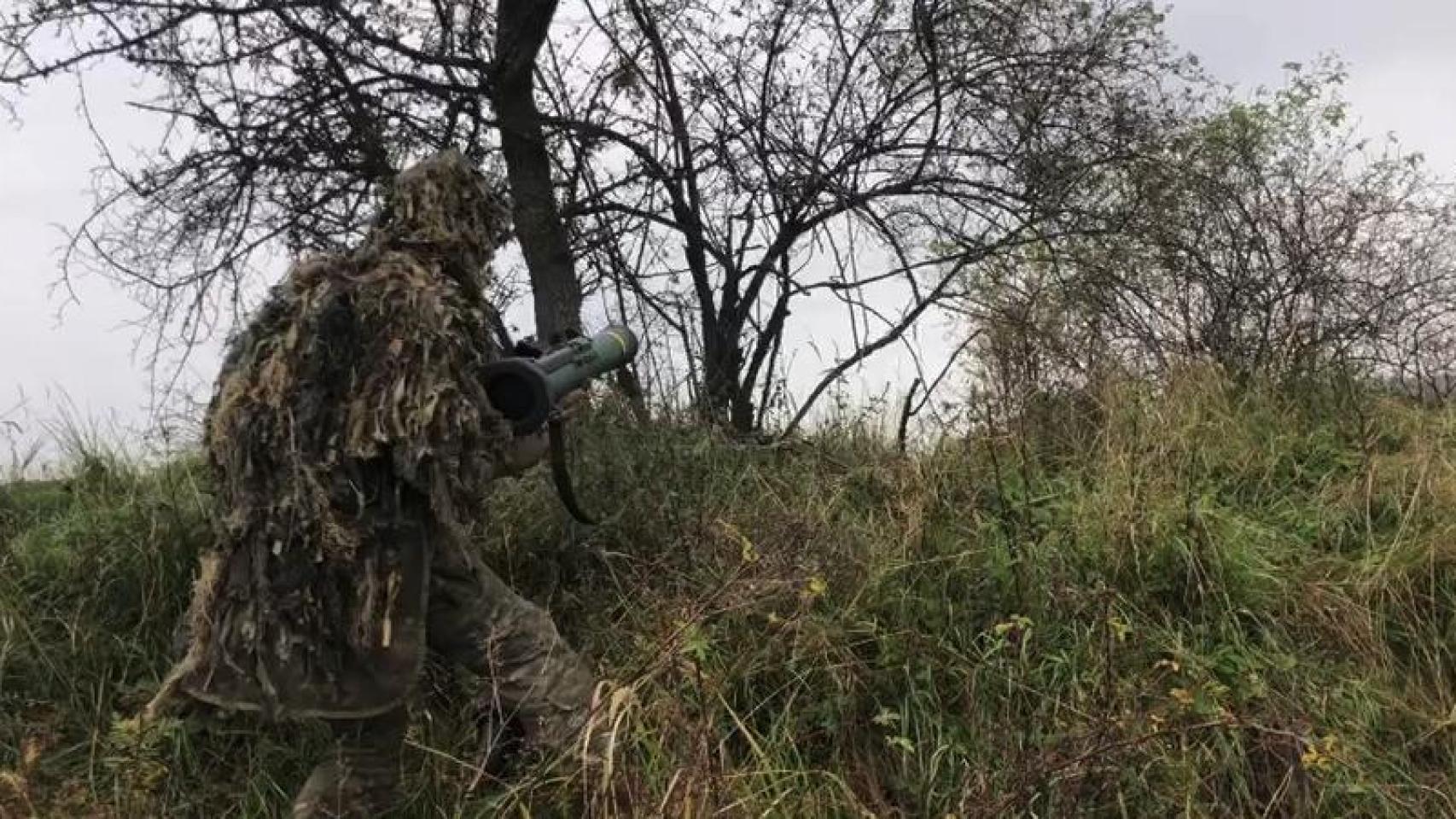 Militar español ejecutando fuego con lanzagranadas C-90