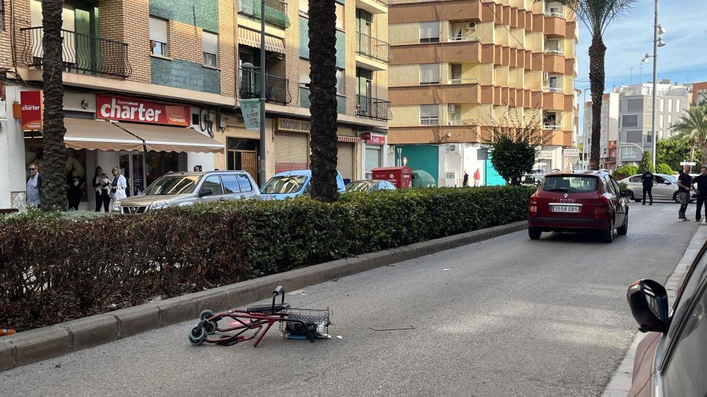 Imagen del andador de Paca, desplazado y destrozado tras el impacto. EE