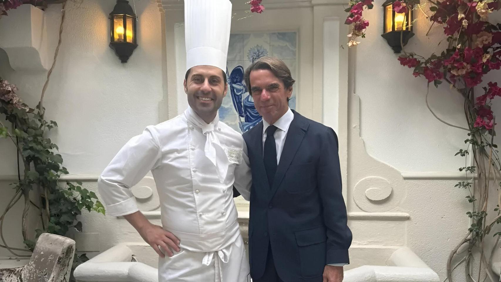 El chef Juanjo Ruiz junto a José María Aznar.