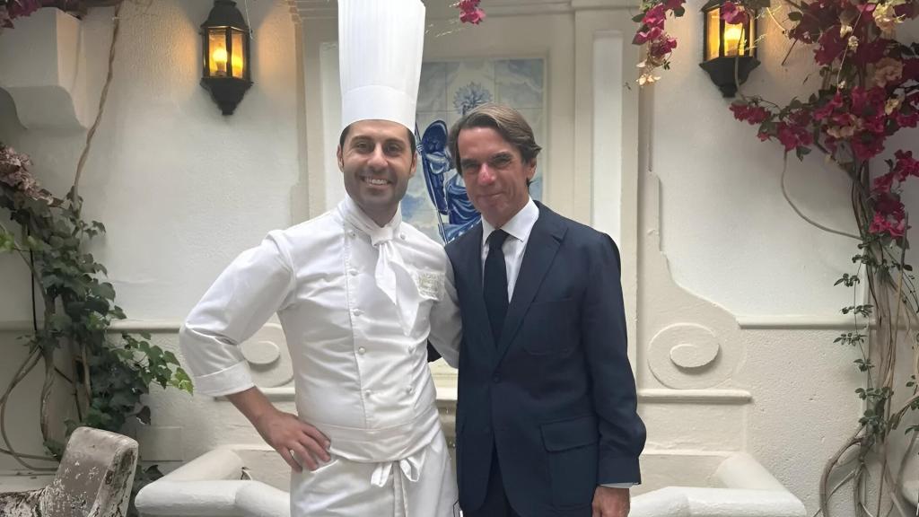 El chef Juanjo Ruiz junto a José María Aznar.