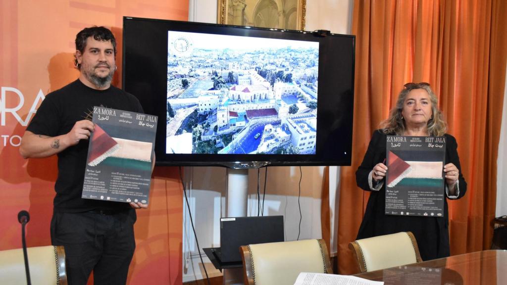 Los concejales Auxiliadora Fernández y Diego Bernardo durante la presentación de los actos de hermanamiento entre Zamora y la ciudad palestina de Beit-Jala.