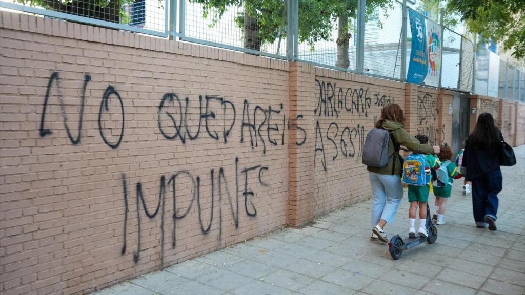 Una de las fachadas del colegio de Sevilla con pintadas sobre el caso.