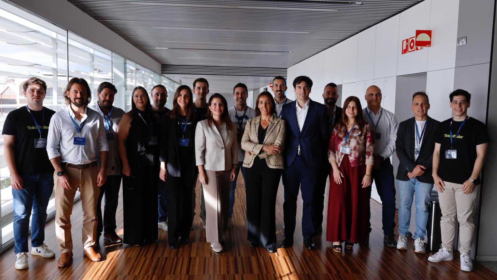 Los representantes de las startups que han participado en el Investor's Day de Angel este 21 de octubre posan con el director general de la sociedad de inversión, Pepe Peris.