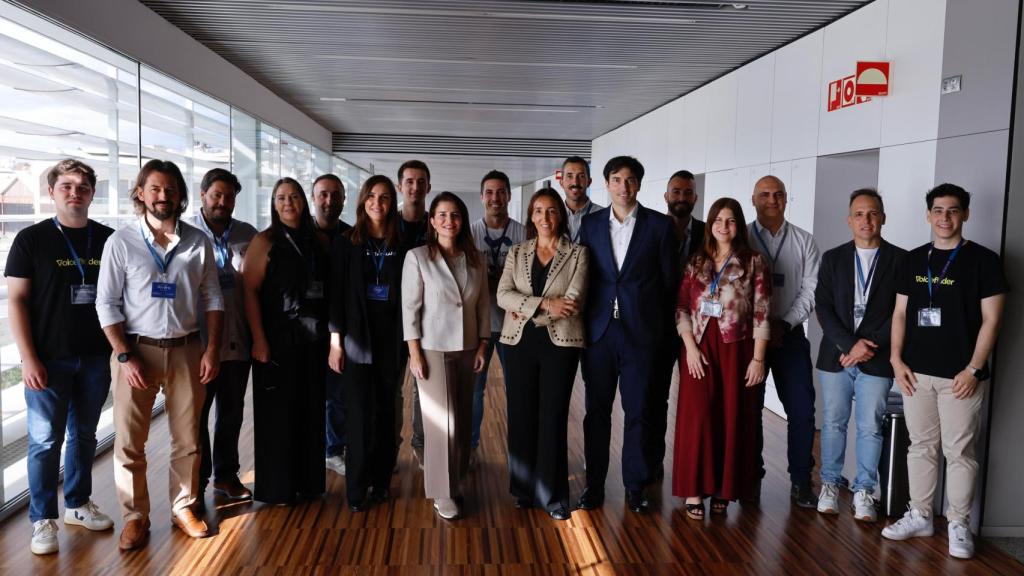 Los representantes de las startups que han participado en el Investor's Day de Angel este 21 de octubre posan con el director general de la sociedad de inversión, Pepe Peris.