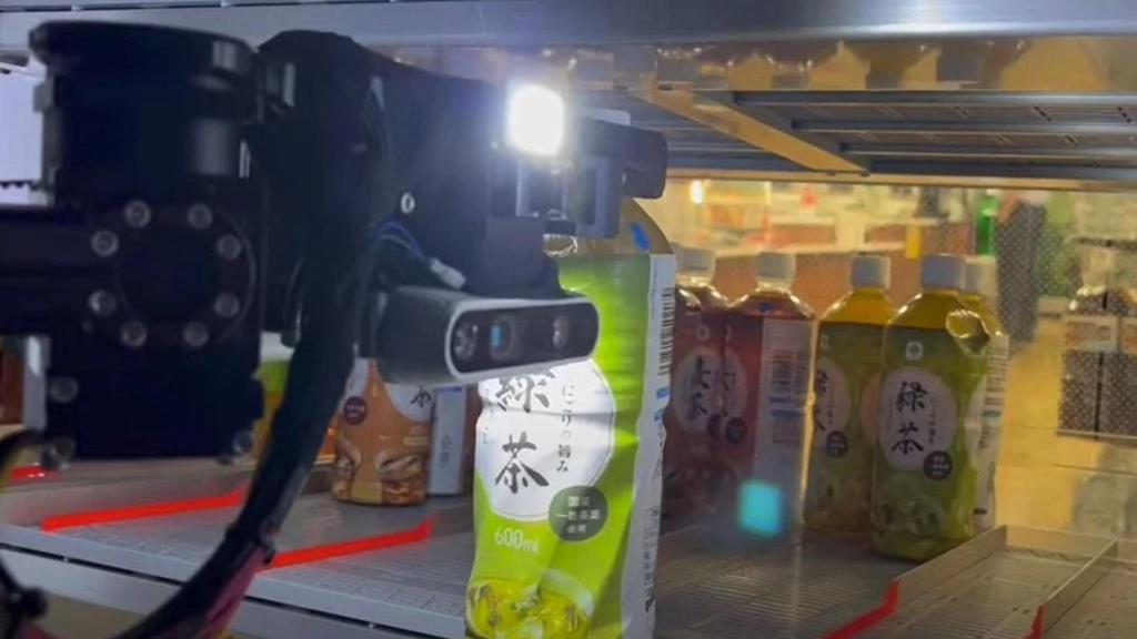 Robot cogiendo cosas en una tienda.