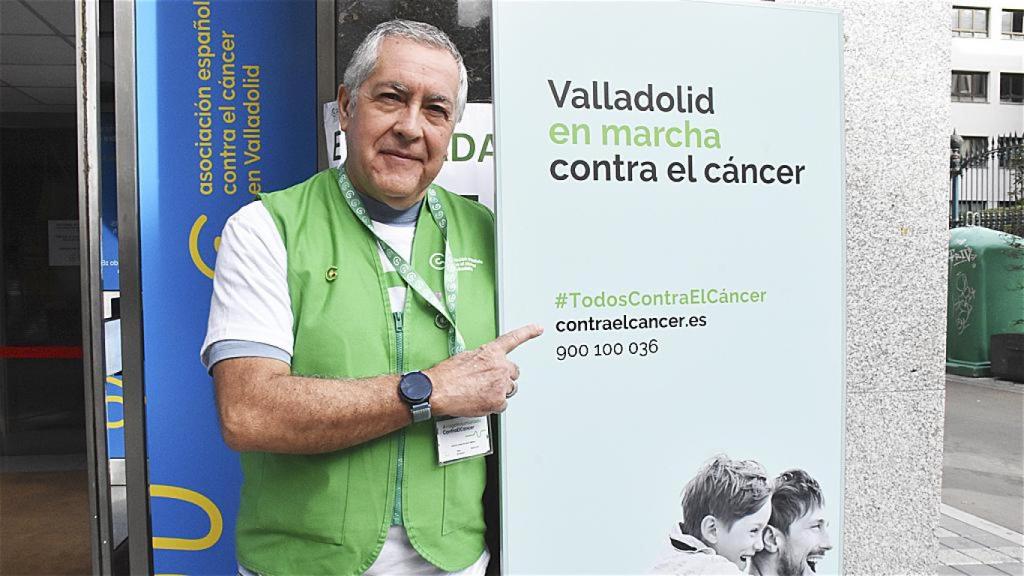 Carlos con el cartel de la Marcha Contra el Cáncer de Valladolid de este domingo