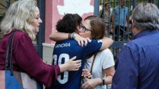 Imagen de la madre de Sandra Peña con la camiseta de fútbol de su hija durante la convocatoria en su memoria.