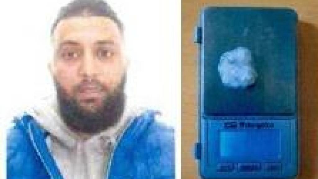 Bilal, alias 'El Popeye', junto a la imagen de una báscula con varios 'pollos' con cocaína.