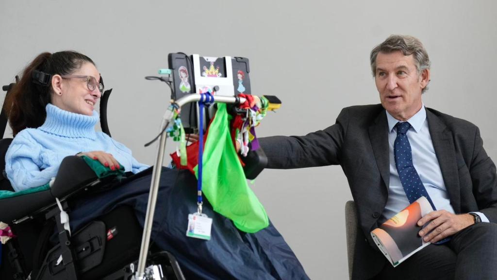 El líder del PP, Alberto Núñez Feijóo, visitó este martes la Asociación Española de Esclerosis Lateral Amiotrófica (adELA).