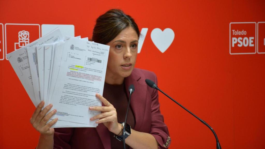 Noelia de la Cruz, mostrando las sanciones este martes en rueda de prensa.