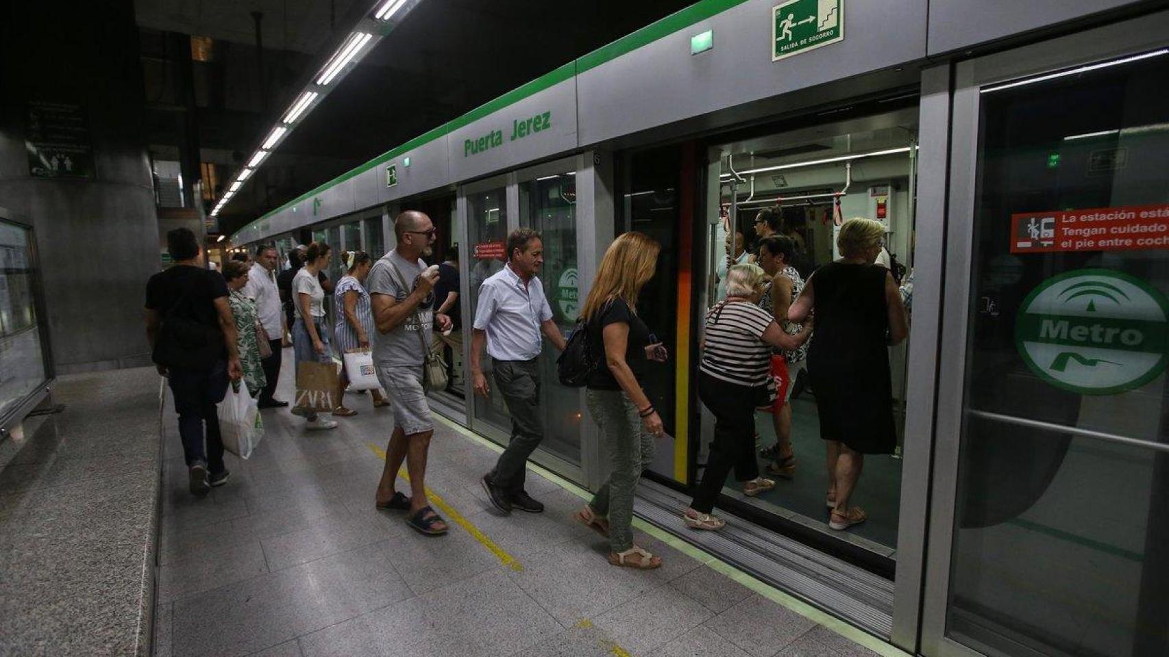 Imagen de ciudadanos entrando en el Metro de Sevilla.