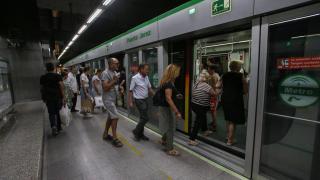 Imagen de ciudadanos entrando en el Metro de Sevilla.