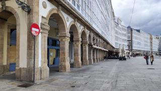 En primer término, los dos locales cerrados de los soportales de la Marina por los que se piden, entre los dos, 13.000 euros de alquiler.