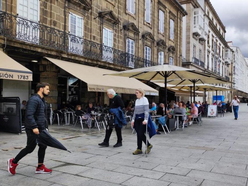 Terrazas ocupadas en una zona de la Marina.