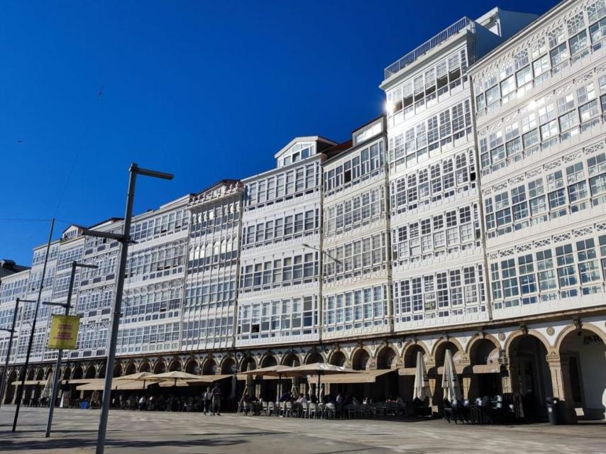 Locales de hostelería bajo las galerías típicas de la Marina de A Coruña.