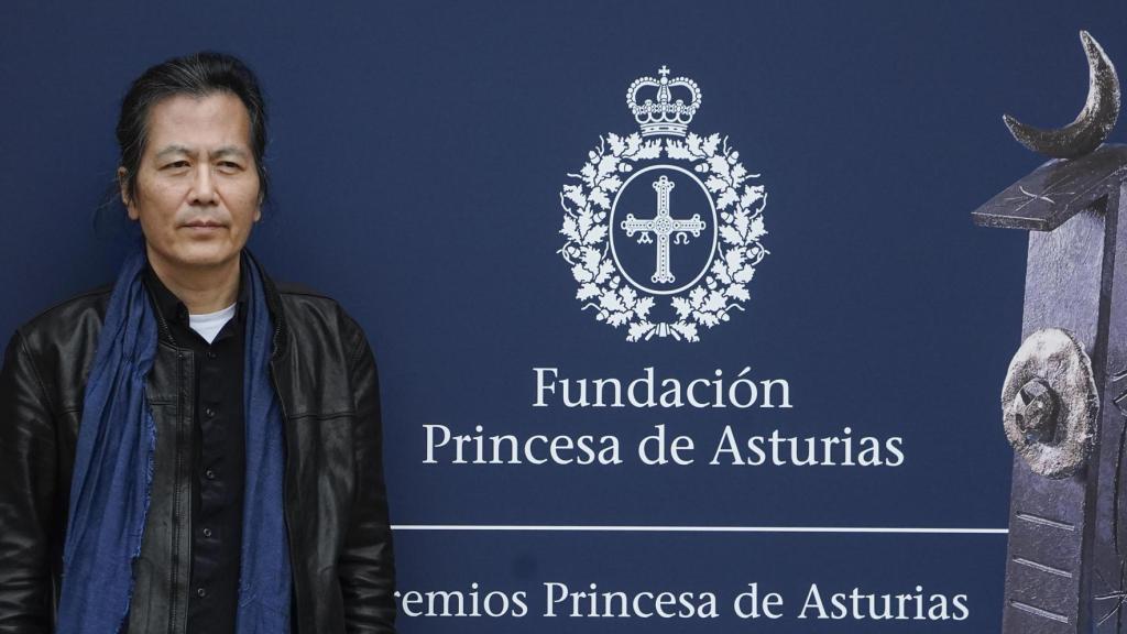 El pensador alemán de origen surcoreano Byung-Chul, Premio Princesa de Asturias de Comunicación y Humanidades 2025, este lunes a su llegada a Oviedo. Foto: EFE/Paco Paredes