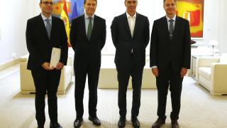 Patrick Wallach, director general de Roche en España; Juan López-Belmonte, presidente y CEO de Rovi; Pedro Sánchez, presidente del Gobierno, y Thomas Schinecker, CEO global de Roche.