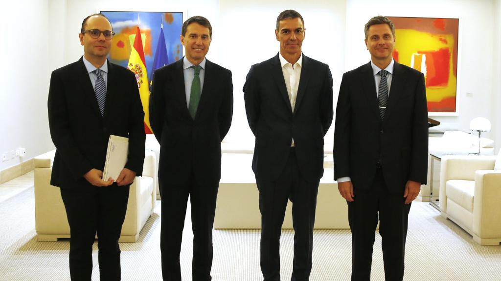 Patrick Wallach, director general de Roche en España; Juan López-Belmonte, presidente y CEO de Rovi; Pedro Sánchez, presidente del Gobierno, y Thomas Schinecker, CEO global de Roche.