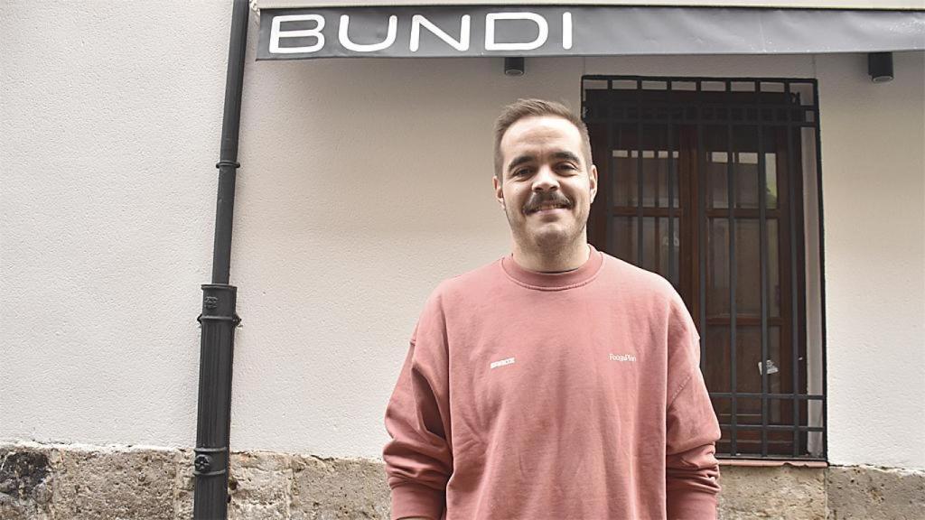 Iván con el nuevo Bundi de Cantarranas de fondo