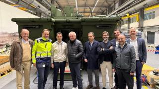 Ángel Escribano, presidente de Indra Group, junto a Armin Papperger, presidente y CEO de Rheinmetall AG, y parte de sus equipos.