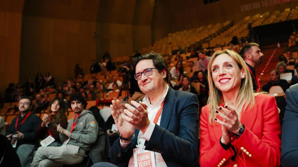 El secretario general del PSOE-M y ministro, Óscar López, con la alcaldesa de Alcorcón, Candelaria Testa.