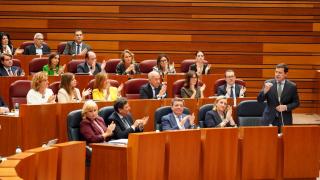 La bancada del Grupo Popular aplaude al presidente de la Junta de Castilla y León, Alfonso Fernández Mañueco, durante su intervención el pleno de las Cortes de este martes
