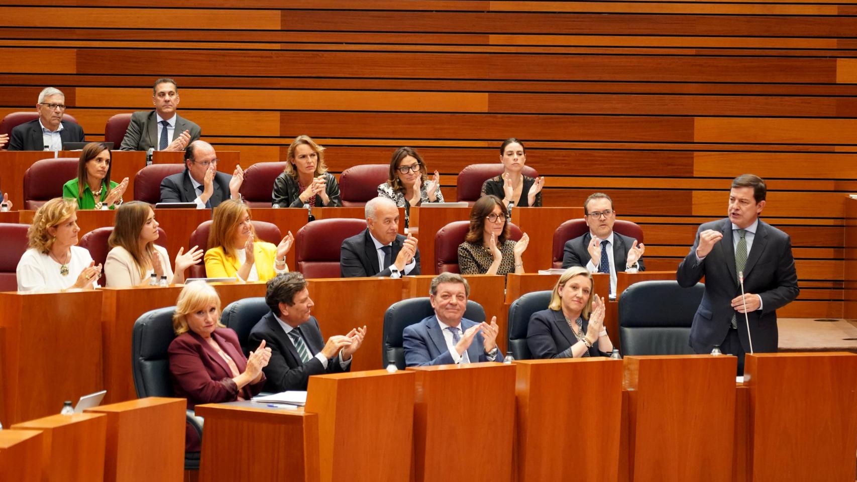 La bancada del Grupo Popular aplaude al presidente de la Junta de Castilla y León, Alfonso Fernández Mañueco, durante su intervención el pleno de las Cortes de este martes
