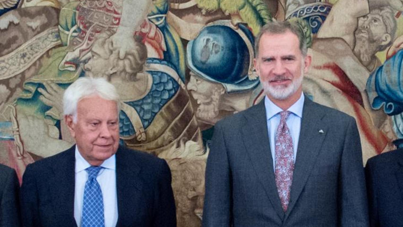 Felipe VI junto a Felipe González