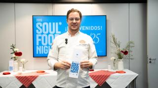 El chef Teo Rodríguez durante la cena solidaria.