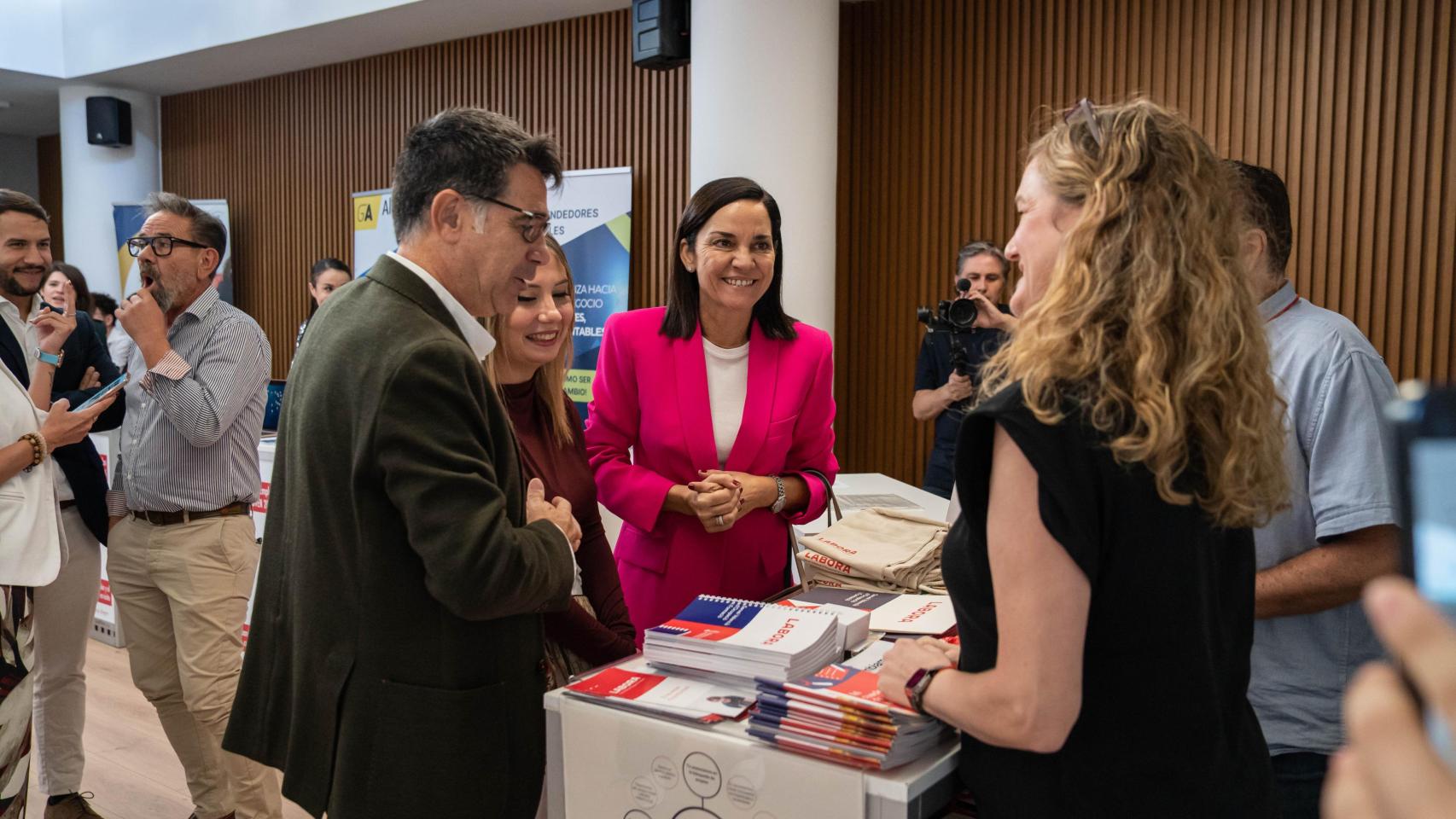 Las autoridades visitando el stand en la feria.