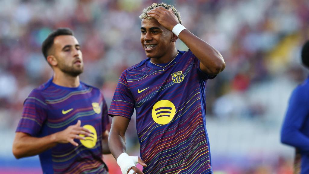 Lamine Yamal, en el calentamiento del Barça.