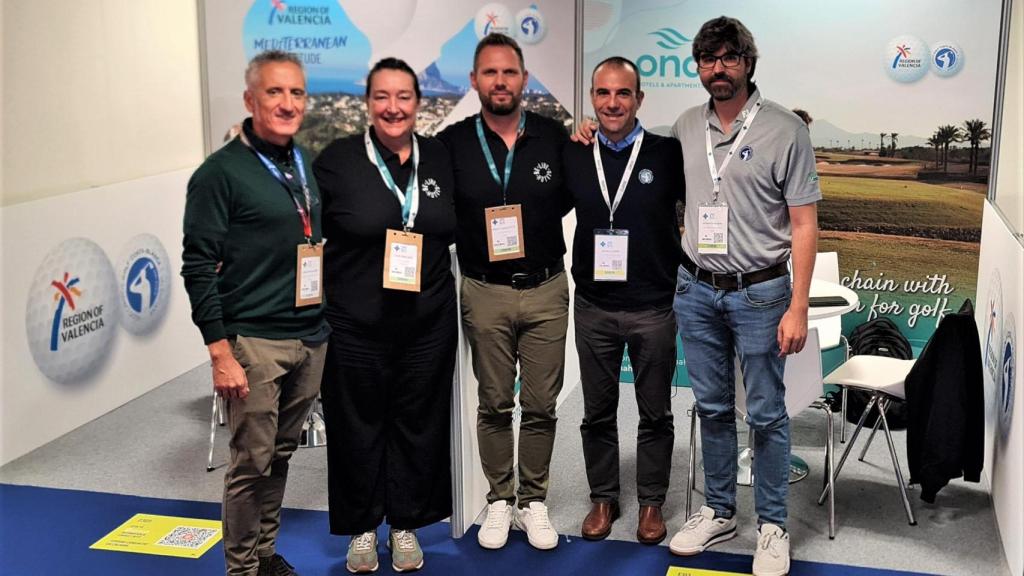 El equipo en la feria.