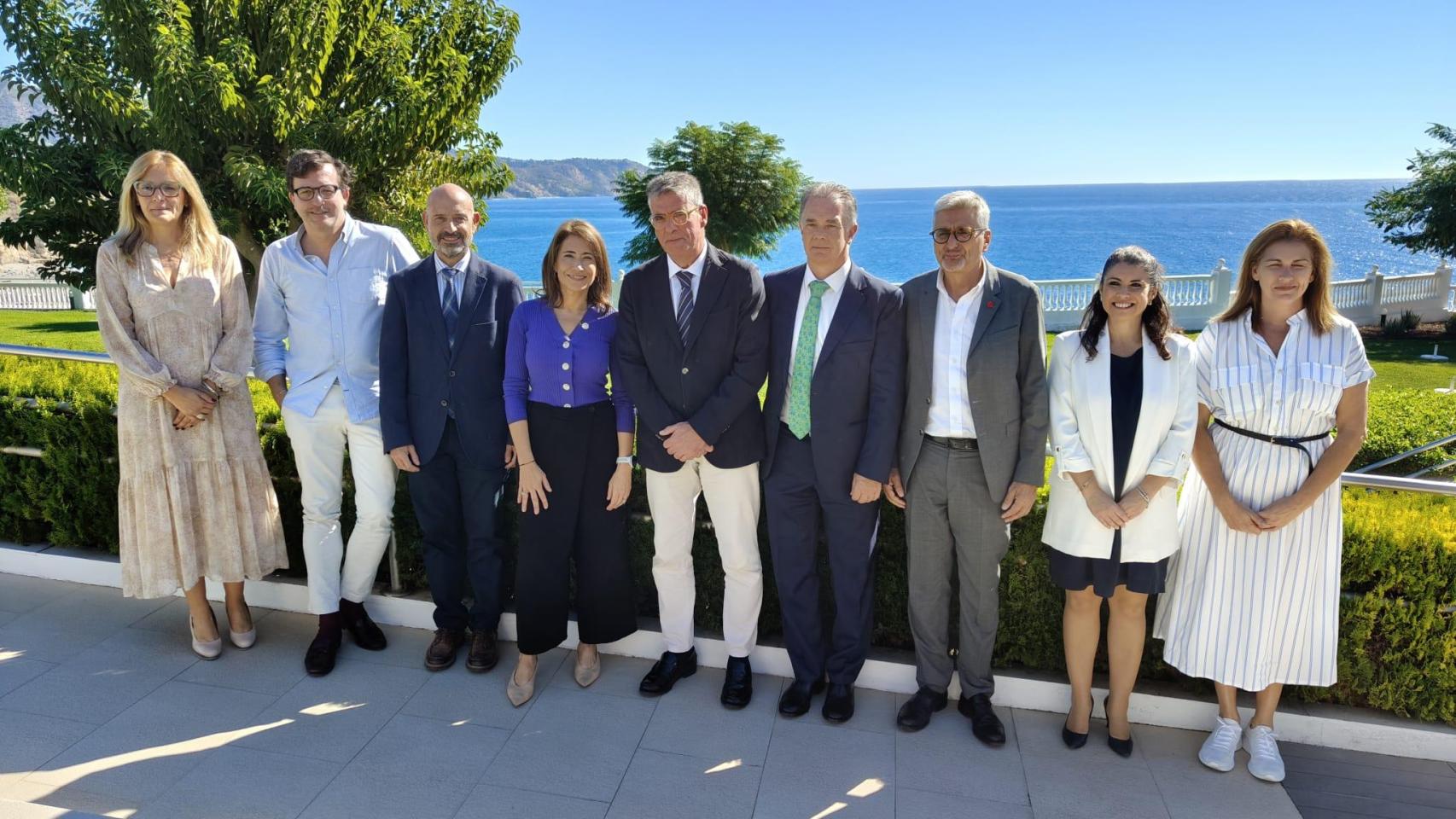 La presidenta de Paradores junto al subdelegado del Gobierno en Málaga, entre otros, en el Parador de Nerja.