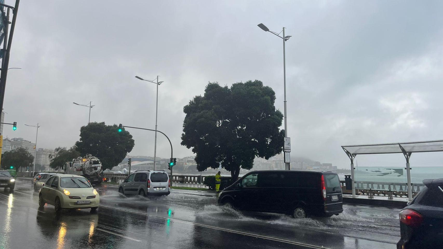 Zona del paseo marítimo de A Coruña tras las lluvias.