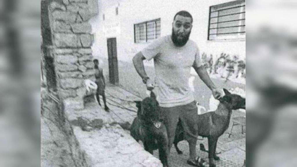 Bilal 'El Popeye' o 'Bily Popeye', con dos perros de presa, durante uno de los seguimientos de la Udyco.