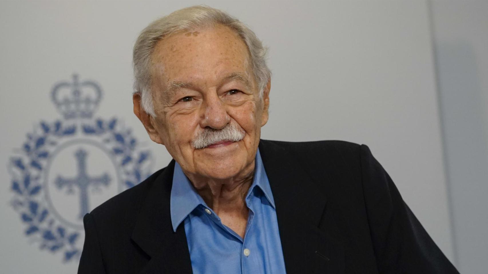 El escritor barcelonés Eduardo Mendoza en una rueda de prensa en Oviedo con motivo de su distinción con el Premio Princesa de Asturias de las Letras 2025.