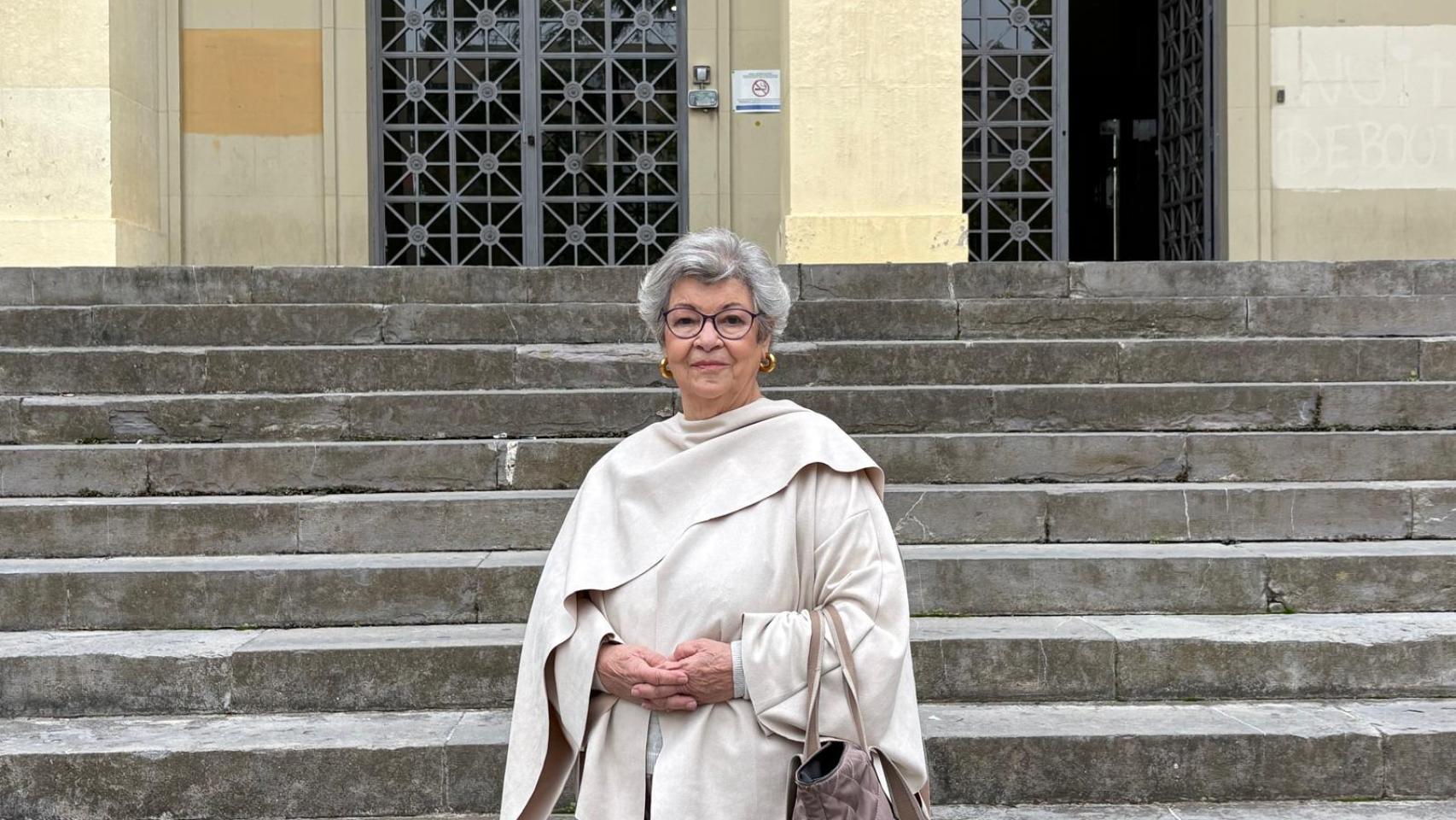 Milagros Bernal frente a la Facultad de Derecho de la Universidad de Zaragoza
