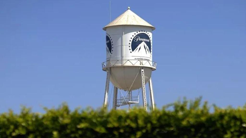 Fotografía de archivo de una torre de agua que muestra el logotipo de Paramount en Los Ángeles, California, EE.UU.