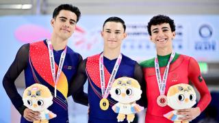 Unai Cereijo con su medalla.