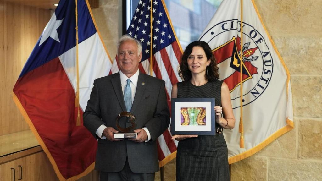 La presidenta de la Comunidad de Madrid, Isbael Díaz Ayuso, junto al alcalde de la ciudad estadounidense de Austin, Kirk Watson.